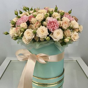 Цветы в коробке 047 из гвоздик, кустовых роз